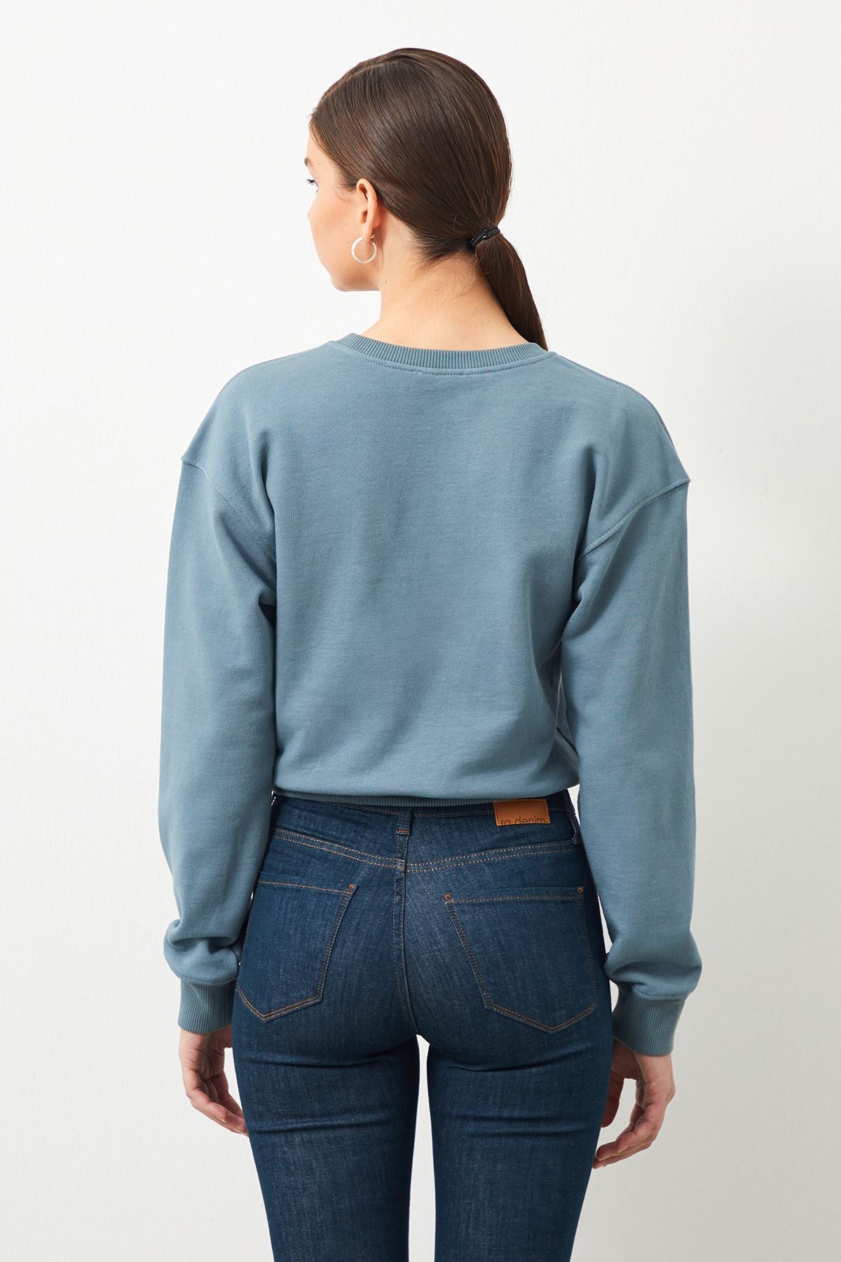  Ra Denim-Vita Crop Blue Women's Sweatshirt combined with blue jeans