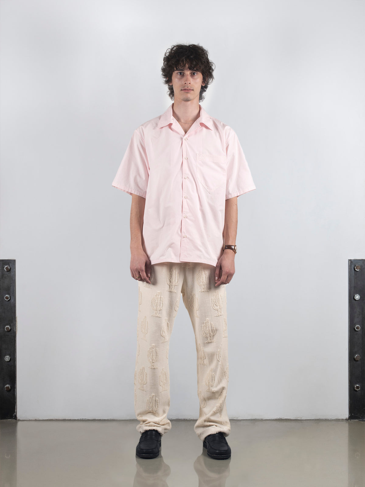 Man wearing pink Biasca Bowling Shirt, showcasing relaxed, boxy fit in premium Swiss cotton.