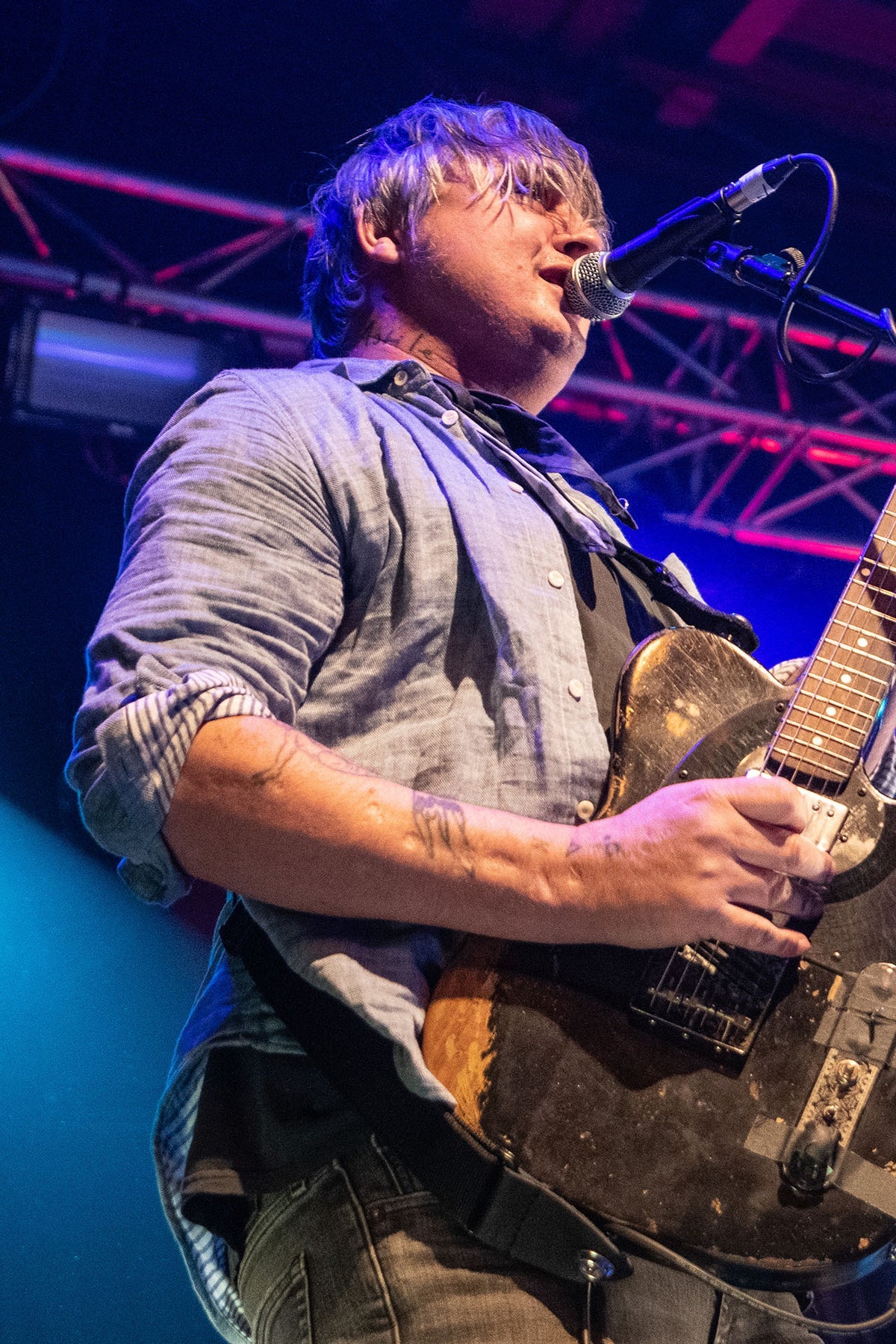 Famous Musciant wearing Crest Gaze Mens Shirt in Blue during concert