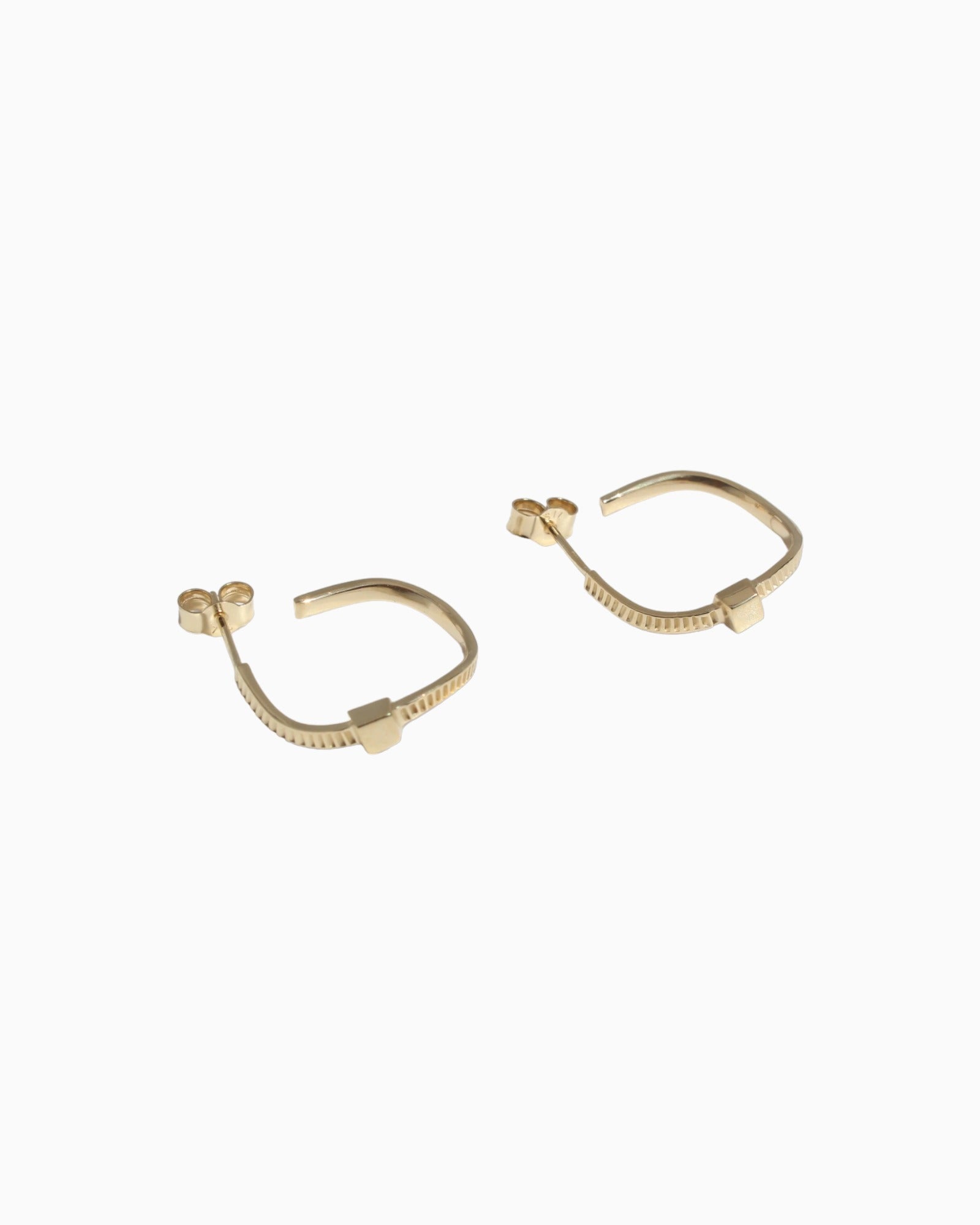 Fann! Wavy gold earrings #07