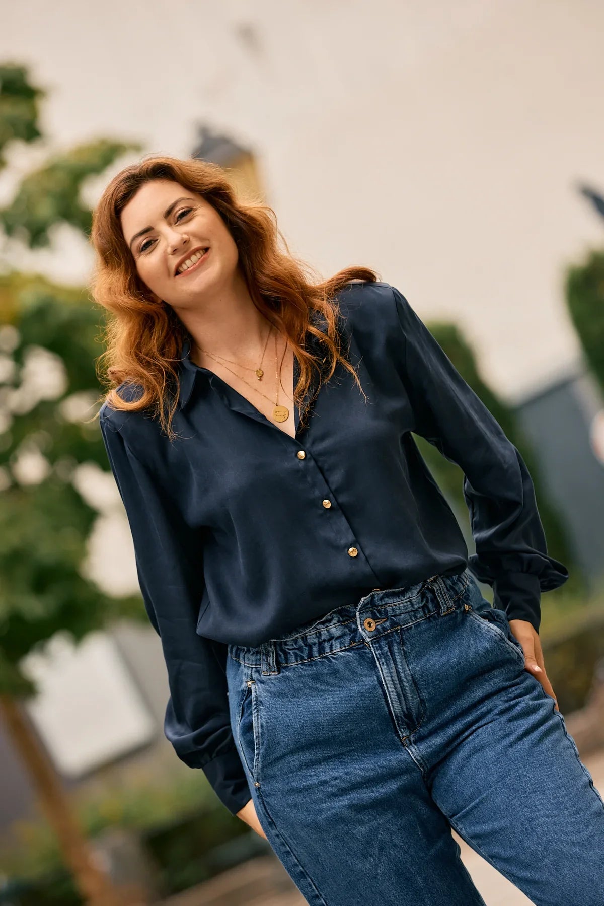 Elegant woman on a date wearing a dark blue Tencel blouse by KS Vestiaire Intemporel