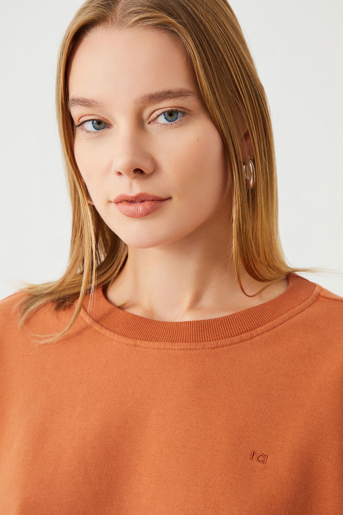 Neckline of the  Ra Denim Vita 100% Cotton Sweatshirt in Burnt Orange